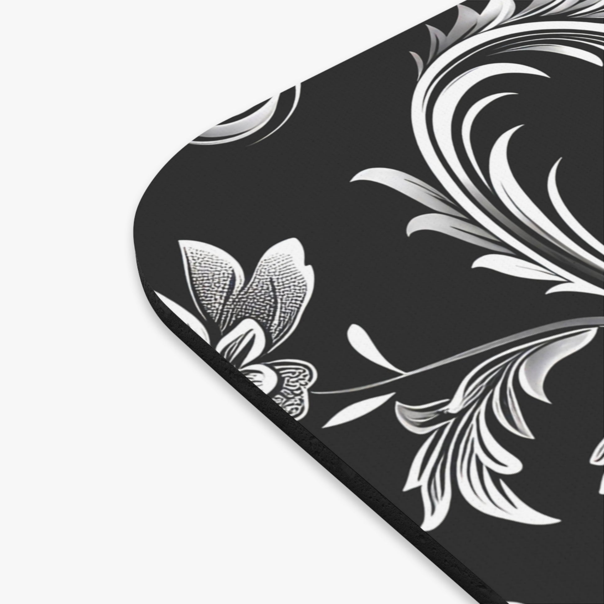 Show the edge and thickness of the mousepad